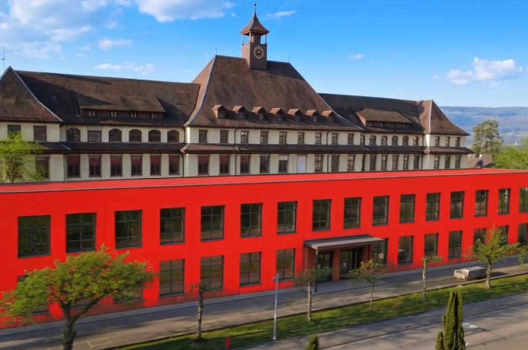 Tieferer Blick: der Riegel legt sich vor die historischen Geschosse, der Dachreiter bleibt sichtbar