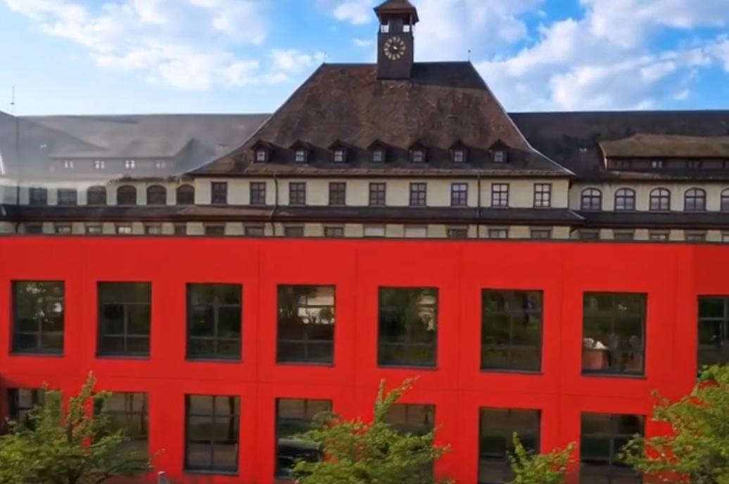 Strassennähe: der Neubau übernimmt die Adresse, der Altbau wird zum Aufbau